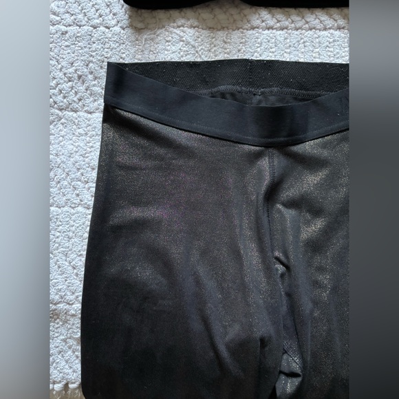 NIKE Women’s Workout Set Black/Gold Medium - Picture 8 of 11